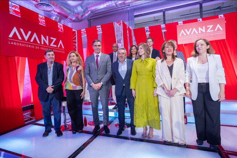 Miembros del patronato y del Consejo Científico de la Fundación Avanza con Pedro Sánchez